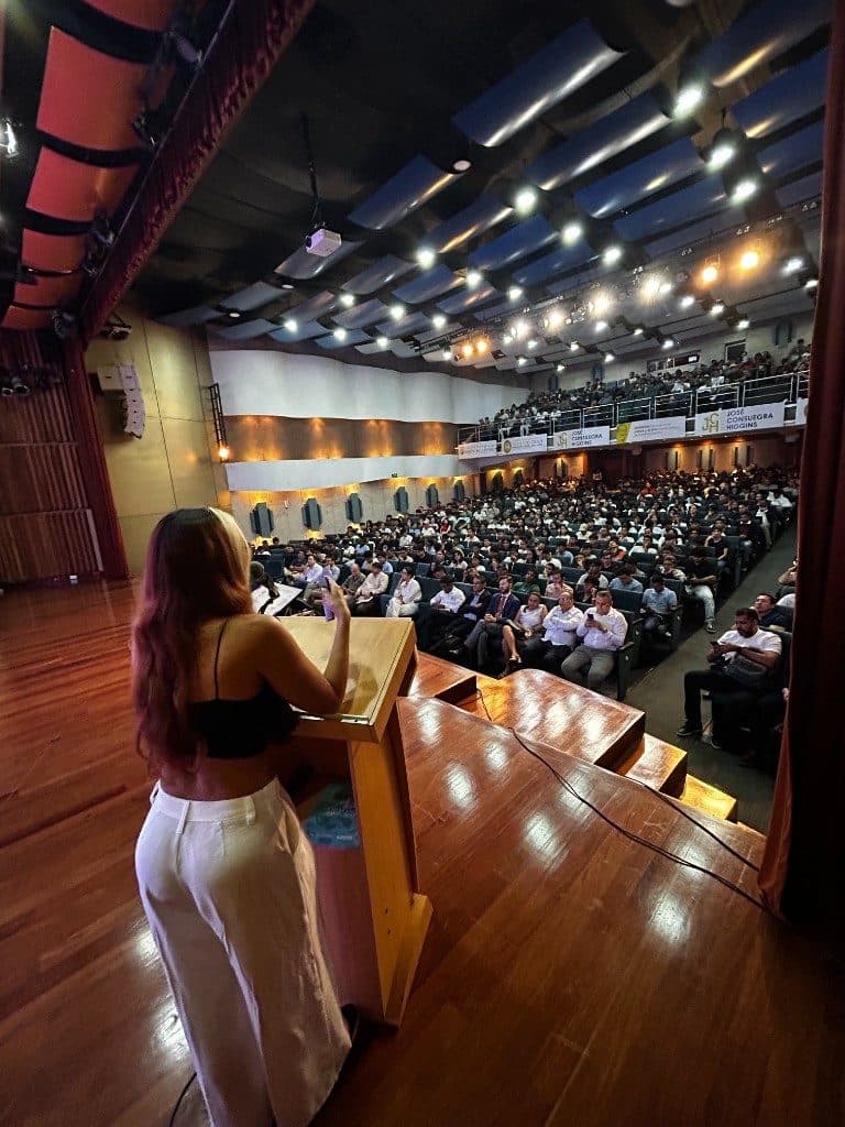 Conferencia frente a una audiencia